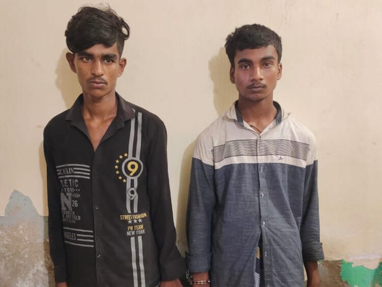 কক্সবাজার স্পেশাল ট্রেনে পাথর নিক্ষেপ, গ্রেফতার ২